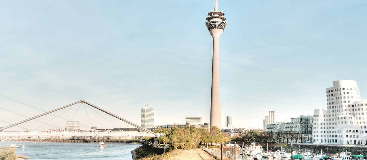 Blick auf Rheinturm in Düsseldorf