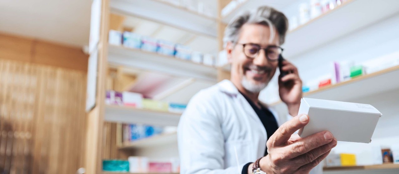 Apotheker mit Medikamenten in der Hand